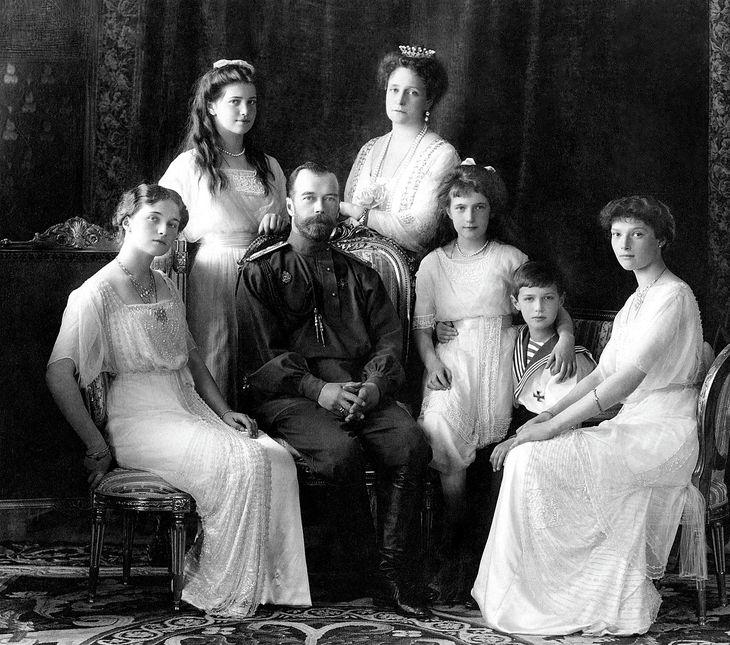 En 1918 el Zar de Rusia Nicolás II y su familia son ejecutados por orden del Partido Bolchevique.