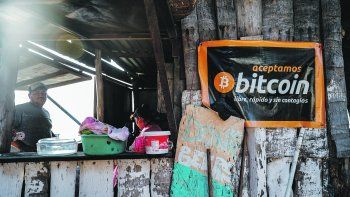 EXPERIMENTO. “Aceptamos bitcoin”, dice un precario cartel en un bar de playa de La Libertad, El Salvador. La criptomoneda toma curso legal en ese país.