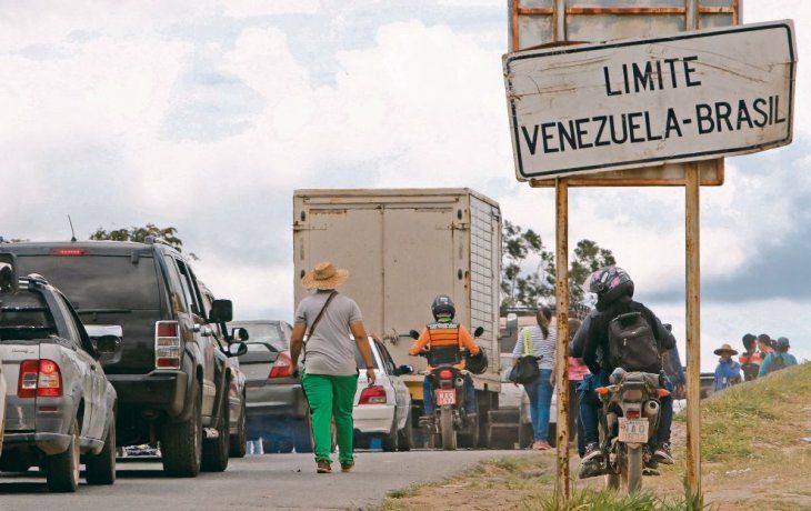 CAOS. El anuncio del cierre de la frontera entre Venezuela y Brasil tomó por sorpresa a los automovilistas, que quedaron varados en plena ruta.