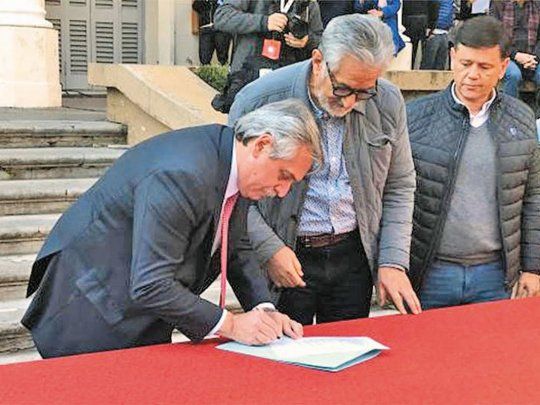 campaña. En 2019, el Presidente firmó acta compromiso con Gobernadores en Rosario. A San Luis le había prometido la cancelación de la deuda.