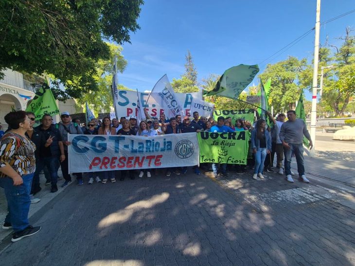 La marcha contra la reforma laboral en La Rioja fue por las calles céntricas de la capital. La marcha contra la reforma laboral en La Rioja fue por las calles céntricas de la capital.