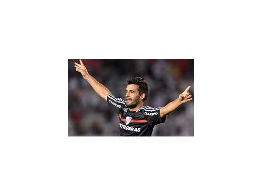 Paulo Ferrari festeja el segundo gol. River derrota a Huracán y se aleja de la Promoción.