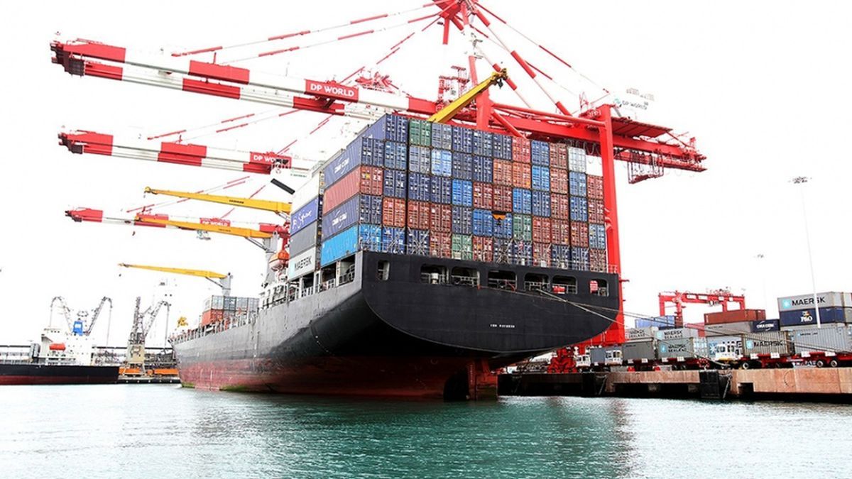 Due to a collapse in imports, the trade surplus exceeded US$2 billion in March