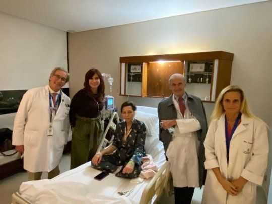 Visita: Cristina de Kirchner estuvo junto a Mayra Mendoza en el Hospital Austral.