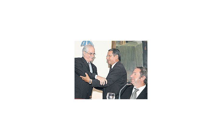 ámbito.com | El cancillerJorgeTaianasaluda alradicalHoracioQuiroga.Julio Cobosestuvopresentepese a laausenciamasiva dedirigentesde laConcertaciónPlural,el inventoelectoralNéstor yCristinaKirchner.