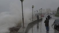 Un ciclón extratropical provocó inundaciones, destrozos, evacuados y olas de hasta siete metros en distintas localidades bonaerenses. Hubo cortes de luz, rescates y suspensión de actividades marítimas.