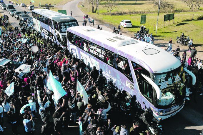 Campe&oacute;n II. El plantel de la Selecci&oacute;n lleg&oacute; ayer al predio en Ezeiza en medio de una multitud que rode&oacute; el micro desde su arribo al pa&iacute;s tras consagrarse en la Copa Am&eacute;rica. Despu&eacute;s, los jugadores se fueron para reencontrarse con sus familiares.