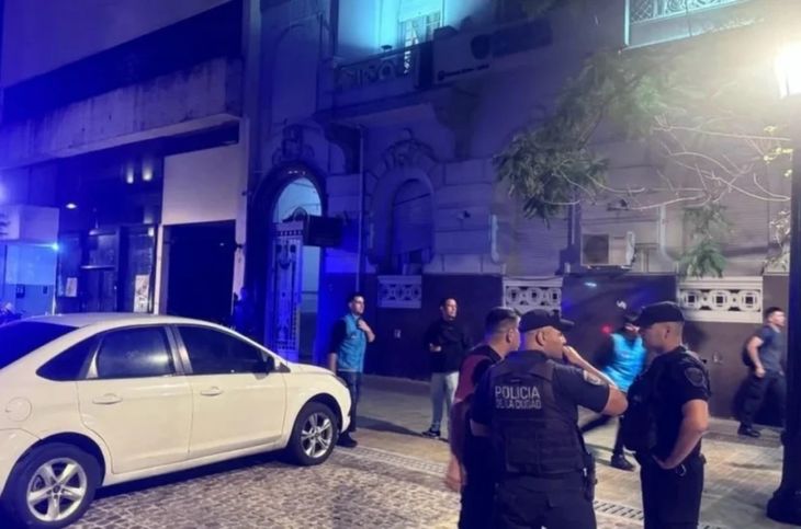 Cuando los efectivos llegaron al lugar entrevistaron a una mujer que dijo ser la pareja del prófugo. Cuando los efectivos llegaron al lugar entrevistaron a una mujer que dijo ser la pareja del prófugo.