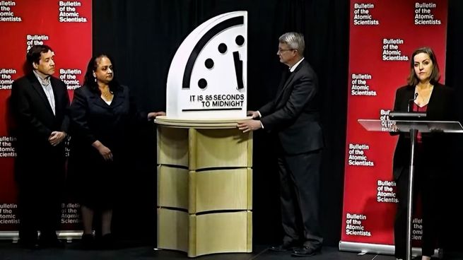 El Reloj del Juicio Final, creado en 1947 por el Bulletin of the Atomic Scientists, quedó ubicado a 85 segundos de la medianoche, el punto más cercano al colapso global en casi ocho décadas.