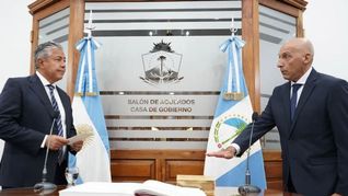 El gobernador Rolando Figueroa le tomó juramento a Pablo Conforte. El gobernador Rolando Figueroa le tomó juramento a Pablo Conforte.
