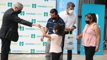 jorge ferraresi entrego viviendas y creditos para construccion en mendoza