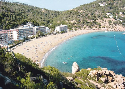Las famosas y siempre muy concurridas playas bañadas por el Mediterráneo y  una vista donde puede observarse la Ciudad Vieja (Dalt Vila) encerrada en una muralla medieval que es hoy Patrimonio de la Humanidad.