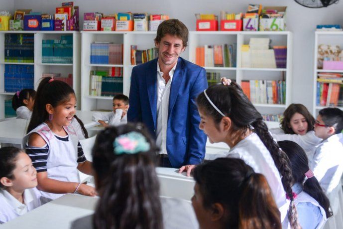 Juan Andreotti, intendente de San Fernando, ayudando a alumnos durante el inicio del ciclo lectivo 2020. Juan Andreotti, intendente de San Fernando, ayudando a alumnos durante el inicio del ciclo lectivo 2020.
