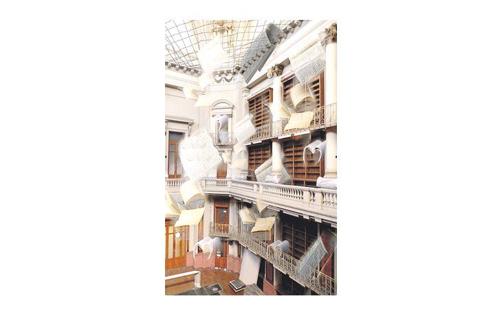 ámbito.com | «Flying books/Homenaje a Borges» (en la ex Biblioteca Nacional de la calle México), una de las 16 instalaciones que el proyecto «Boltanski Buenos Aires» sitúa en diferentes zonas de la ciudad y el conurbano.