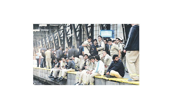 ámbito.com | Los usuarios del ferrocarril aguardaron desde la madrugada la llegada de los primeros servicios. Cuando reanudaron la actividad, trenes, colectivos y el subte salieron abarrotados. Viajar fue una pesadilla todo el día.