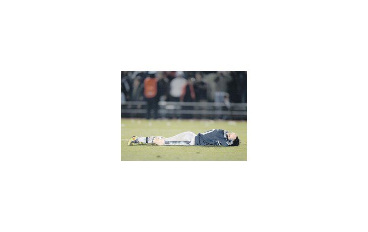 El jugador argentino Lionel Messi, abatido por la eliminación de la Selección nacional de laCopa América luego de perder por penales el sábado en Santa Fe contra el equipo uruguayo.