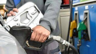 El Gobierno aplaza hasta noviembre la suba de impuestos sobre nafta y gasoil.
