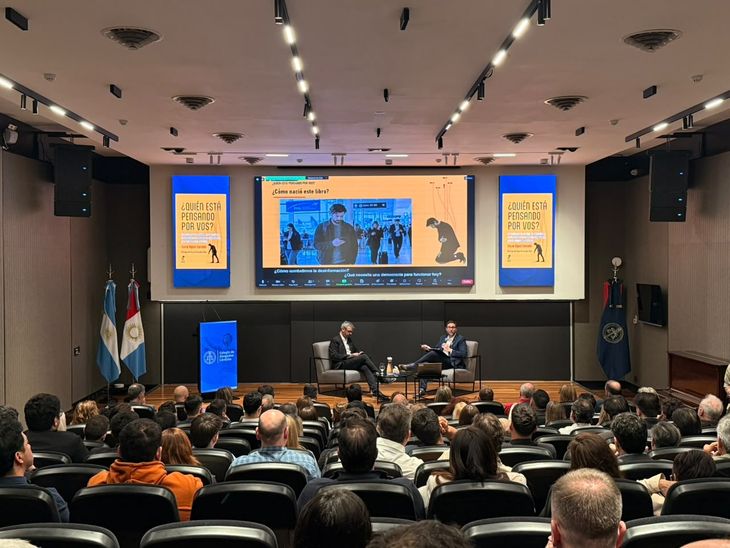 Agost Carreño y una nutrida convocatoria para la presentación de su libro en Córdoba. Agost Carreño y una nutrida convocatoria para la presentación de su libro en Córdoba.