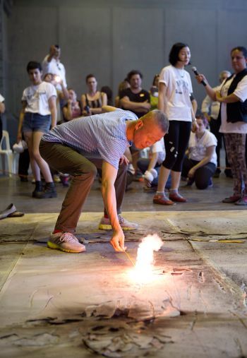Cai Guo-Qiang retocando su dibujo con pólvora Agua grande, Galpón de la Boca, Buenos Aires, 2014. (Foto: Santiago Porter - Prensa Fundación PROA).