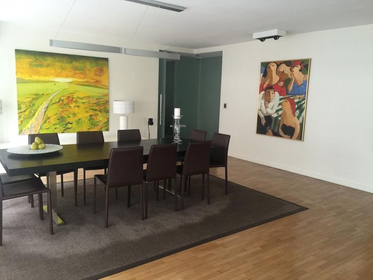 El comedor formal refuerza la idea de planta flexible, con proporciones generosas y materiales que dialogan entre la arquitectura moderna y el confort doméstico El comedor formal refuerza la idea de planta flexible, con proporciones generosas y materiales que dialogan entre la arquitectura moderna y el confort doméstico