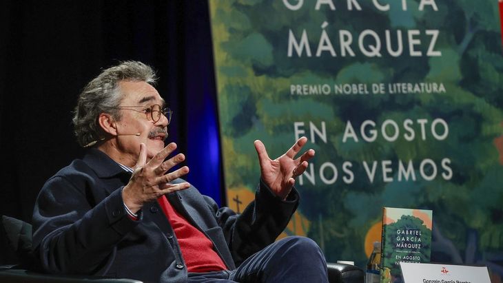 Gonzalo García Barcha, son of the Colombian writer and in the background the cover of his posthumous novel.  