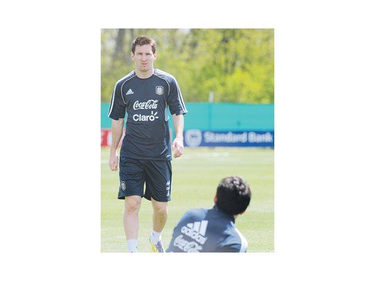 Lionel Messi en el entrenamiento a puertas cerradas de ayer. Sólo trotó y elongó. Hoy el equipo hará fútbol.
