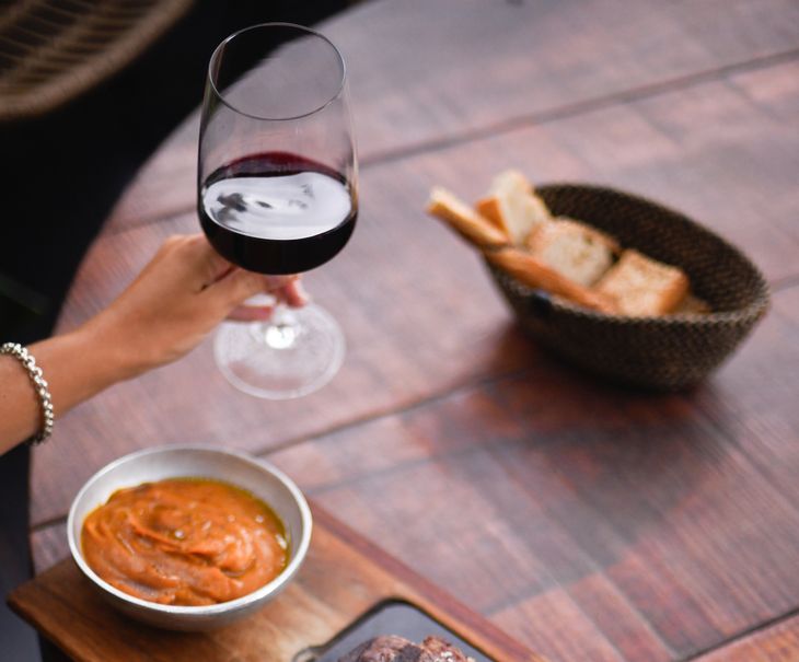 “La Cava del Tano” es un homenaje a la diversidad del vino nacional en clave elegante.