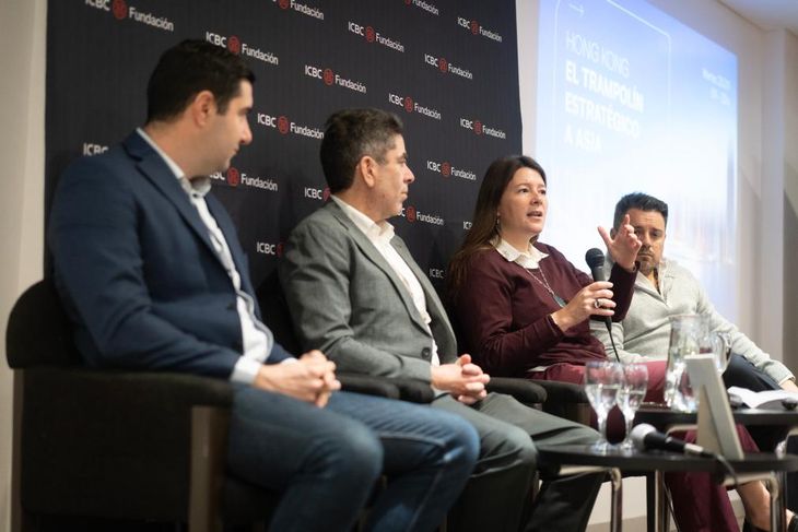Alejandra Conconi, executive director of the Cicpp, speaking with Mariano Delfini of Iflow, Esteban Lancieri de Andex Group, and Maximiliano Mediavilla of Andreani Globall Pack.