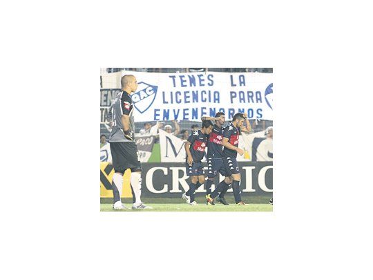 Todos abrazan al goleador. Stracqualursi convirtió el empate y le marcó el triunfo a un Tigre que se escapa de la Promoción y se instala cerca de la punta.