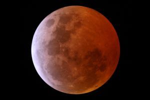 En esta ocasión, la Luna se verá de color rojo cuando ocurra la fase en su totalidad. En esta ocasión, la Luna se verá de color rojo cuando ocurra la fase en su totalidad.
