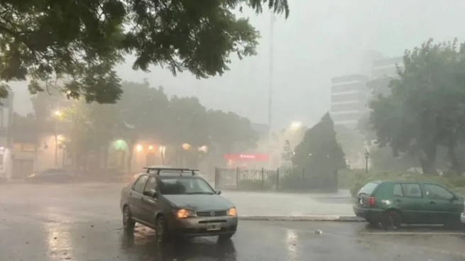 Mendoza: por la tormenta de Santa Rosa, hay al menos 100 evacuados y colapsó un hipermercado - Image 1