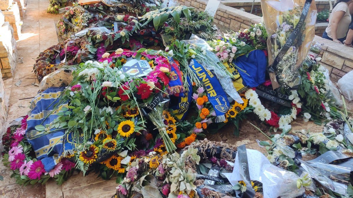 After a request on networks, an Israeli soldier was buried with a Boca scarf