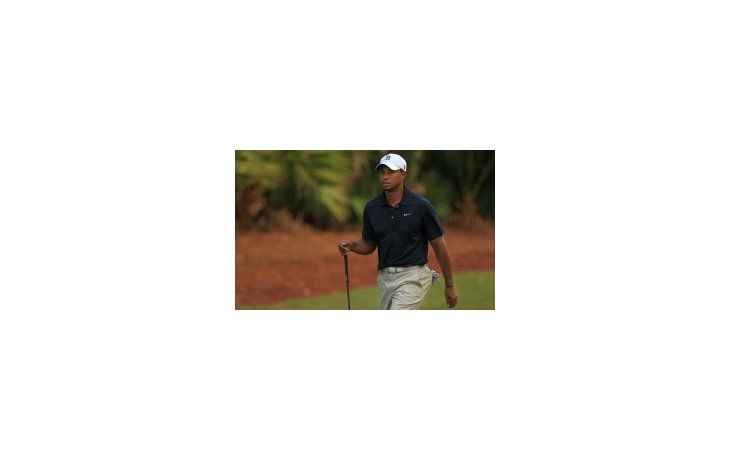 Woods no podrá emprender su escalada en el ranking en el torneo de Florida. El N°8 del mundo debió abandonarlo, lesionado.