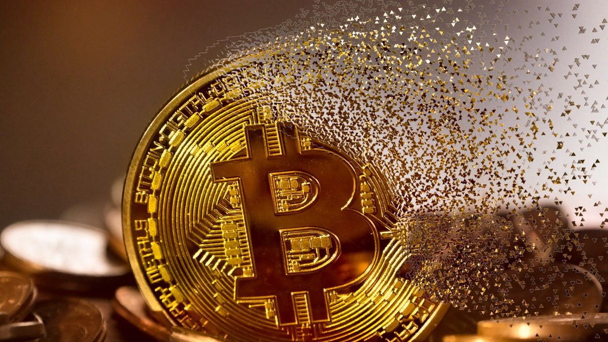 Por qué se desplomó casi 20% el precio del bitcoin en minutos?