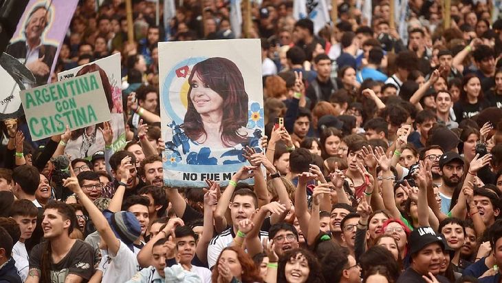 Cristina Plaza de Mayo Multitud.jpg