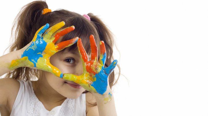 Niña pintando.