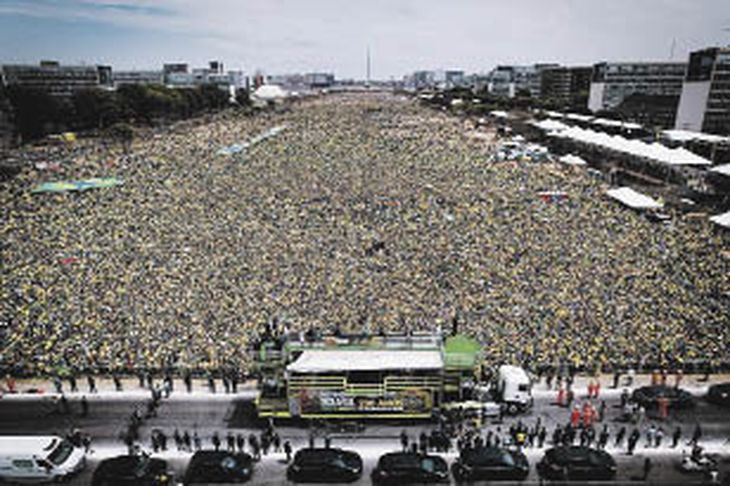 MULTITUD. El presidente Jair Bolsonaro trasladó el acto de la Independencia a una zona de Río de Janeiro donde suelen manifestarse sus seguidores. Los presentes posaron con un ataúd con las imágenes de los jueces de la corte suprema. MULTITUD. El presidente Jair Bolsonaro trasladó el acto de la Independencia a una zona de Río de Janeiro donde suelen manifestarse sus seguidores. Los presentes posaron con un ataúd con las imágenes de los jueces de la corte suprema.