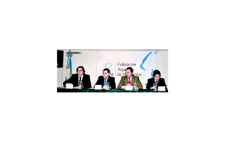 (De izq. a der.) Juan Matteo, secretario ejecutivo de la FAM; Julio Pereyra, presidente de la FAM e intendente de Florencio Varela; Ricardo Casal, ministro de Justicia y Seguridad bonaerense, y Guido Lorenzino, subsecretario de Planificación.