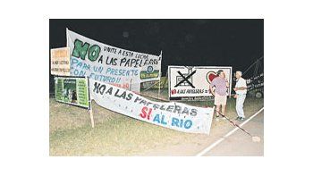 ámbito.com | Los vecinos de la localidad entrerriana de Colón, en el momento de cortar el acceso hacia la ciudad uruguaya de Paysandú, con lo cual se agravó la crisis con ese país por las plantas de celulosa de Fray Bentos.