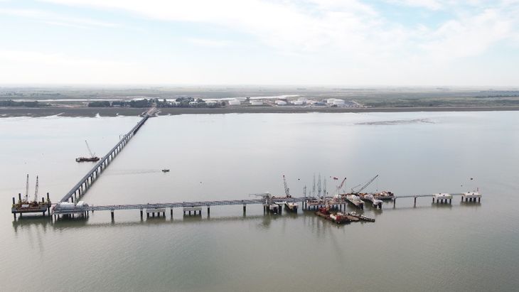 La ampliación del muelle en Puerto Rosales implicó una inversión de u$s600 millones. Permitir triplicar la capacidad de almacenamiento y mejorar la eficiencia logística para exportar petróleo de Vaca Muerta. La ampliación del muelle en Puerto Rosales implicó una inversión de u$s600 millones. Permitir triplicar la capacidad de almacenamiento y mejorar la eficiencia logística para exportar petróleo de Vaca Muerta.