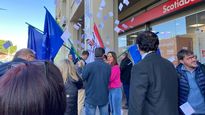 Desde las 16, los trabajadores de Scotiabank se concentraron en la puerta de una de las sucursales. (Gentileza: @Aebu_Uruguay)@Aebu_Uruguay@Aebu_Uruguay