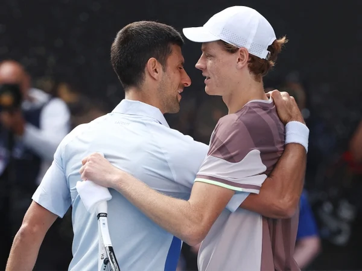 Colleghi e rivali: Jannik Sinner bacia Novak Djokovic, dopo averlo battuto nella finale degli ultimi Australian Open.  L'italiano, che domani occuperà il secondo posto nel ranking Atp, attaccherà ora il serbo, maestro e signore della vetta.