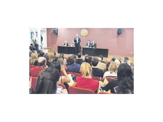 La candidata a diputada nacional Susana Balbo, Julio Cobos, Esteban Bullrich y el titular del radicalismo, Ernesto Sanz, junto a Mauricio Macri en la provincia de Mendoza, ayer al presentar una propuesta para Educación.