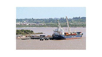 ámbito.com | Pese a lapromesa a laArgentina de noproducirhechos agresivoshasta lamediación delrey Juan Carlosen la polémicapor la instalaciónde lapapeleracontaminanteen Fray Bentos,Tabaré Vázquezinauguraráhoy el puertode la empresaB