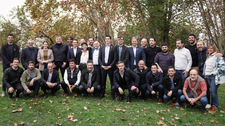 Intendentes bonaerenses junto a Wado de Pedro.