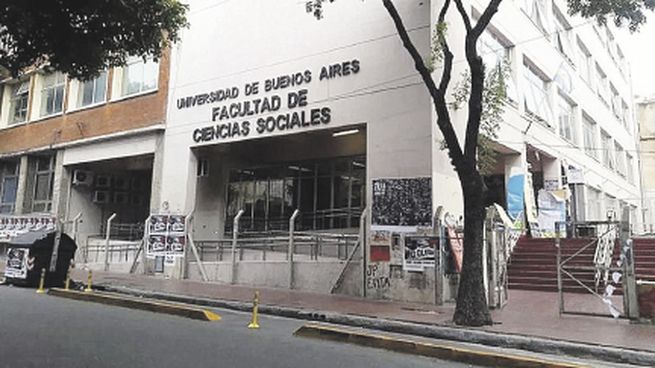 información. Bajo el lema “Nunca Más es Ahora”, alumnos arman carteles para aportar información sobre lo que sucede en Medio Oriente.