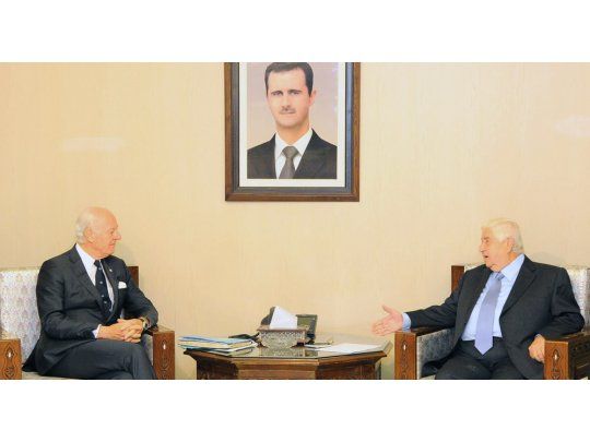El enviado de la ONU Staffan de Mistura junto a Walid al Mualem, canciller sirio.