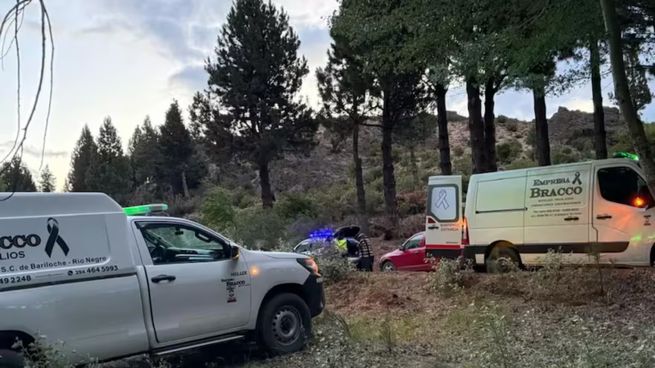 El vehículo se despistó en una curva de la Ruta Nacional 23 y cayó por un barranco a 30 kilómetros de Bariloche.
