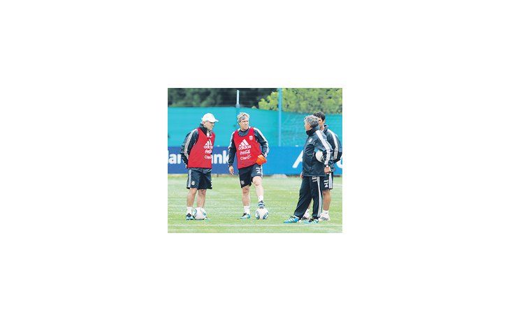 Pastore podría ser titular hoy ante Bolivia en caso de que no llegue Agüero, quien se lesionó en la práctica de ayer (izquierda). Sabella dialoga con sus colaboradores. El seleccionador debió rearmar un rompecabezas ante tantas bajas a último momento (derecha).