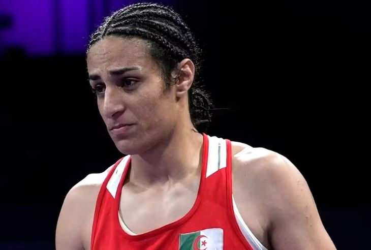 La argelina Imane Khelif, después de vencer a la italiana Angela Carini en su combate de peso ligero femenino de los Juegos Olímpicos de París 2024.